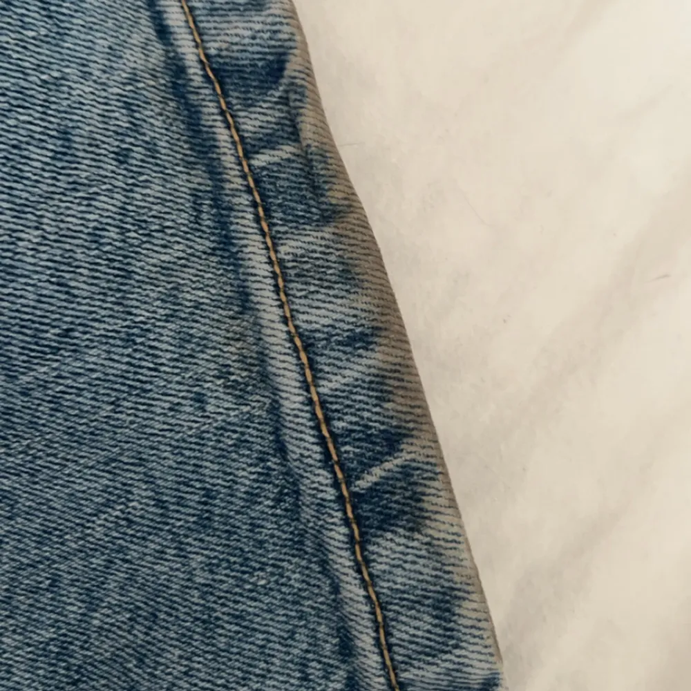 Lågmidjade jeans i storlek M/short från lager 157 liten fläck längst ner annars i nyskick Pris kan diskuteras. Jeans & Byxor.