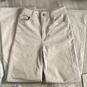 Beige jeans - Superfina vit/beiga manchester byxor från h&m.  Väldigt sköna! Knappt använda och är i jättebra skick! 🌟