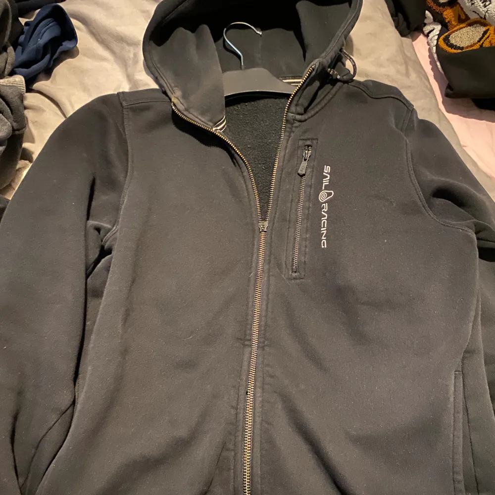 Sail racing hoodie, använd ett par gånger, enda defekten är dragkedjan men annars är den felfri, den är typ S/M. Hoodies.
