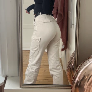 Cargo pants str 36 - Fina cargo pants i beige från Gina.  