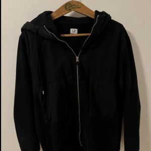 Cp company Tröja/Cardigan  - Otroligt fin cardigan inför våren, vattentäta fickor och luva!  Skick 9.5/10 inga flaws! Storlek XL passar mer åt L-M i längden  Mitt pris 1299kr  Nypris ~5000kr köpt på Nk!  Inget OG 