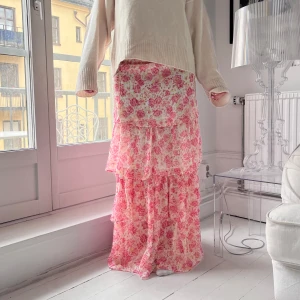 Långkjol!  - Så brutalt snygg långkjol! Den har en slits på sidan vilket gör att det är enklare att gå i den❤️jag är 172 som referens