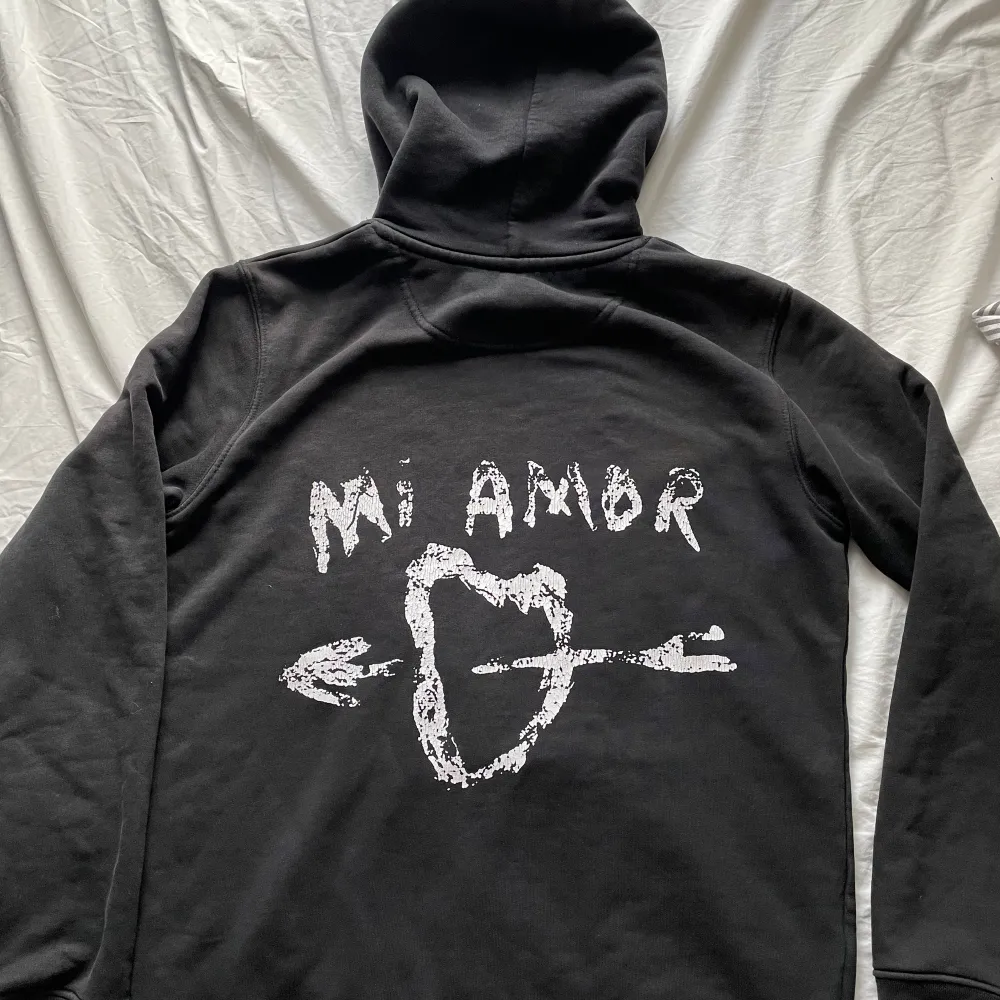 Säljer min jättefina Mi Amor hoodie från Mira Paris💘 Säljer den för att den inte kommer till användning💖Den är i jättefint skick❣️Hör gärna av för fler bilder🥰. Hoodies.