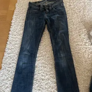 gamla lee jeans som inte kommit till så mycket användning iomed att jag inte kan använda det nå mera, inga hål eller sådär. 💞 köpta för 800 !
