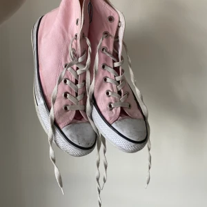 Converse stlk 41 - Ett par Converse som jag köpte på loppis för ett par år sen.  Inget är fel på dem men de är smutsiga (fläckarna går att ta bort och man kan slänga in dem i tvättmaskin om man vill)  Väldigt söta men är som sagt smutsiga - perfekta slit-och-släng skor