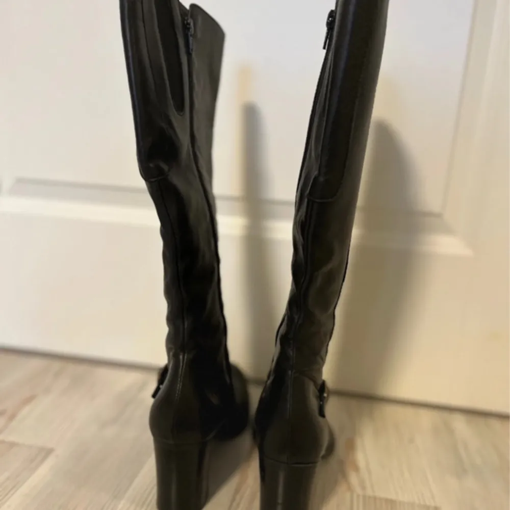 Assnygga vintage boots som tyvärr är försmå för mig🌸väldigt bra skick men är lite slitna längst fram men inget man ser tydligt🌷har ett gulligt spänne på sidan av skon och lite resår på insidan som man knappt ser. Rekommenderar!. Skor.