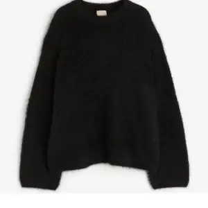 Söker denna jättefina tröjan från Hm i storlek s eller xs kan tänka mig byta mot något annat eller köpa den för ett billigt pris ❣️