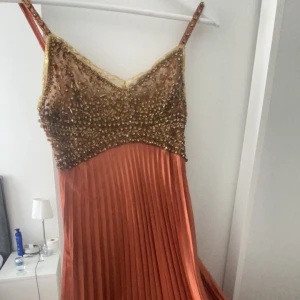 Balklänning  - Jätte fin balklänning i en typ brun orange färg passar perfekt till bröllop eller bal osv hör av dig vid intresse💗