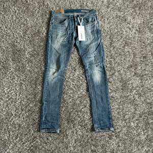 Tjena! Säljer nu mina snygga Jeans ifrån Dondup. Modellen är George! Skicket på jeansen är 7/10. Jeansen är i storlek 31. Endast jeansen medföljer. Vid fler frågor/bilder är det bara och höra av sig! 