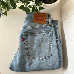 Fina Levis-jeans i modell 501. Perfekt ljusblå färg, nyskick. Storlek W25, vilket motsvarar typ S 🌷ankellånga och innerbenslängden är 67 cm. Går även att klippa ner till snygga shorts! 