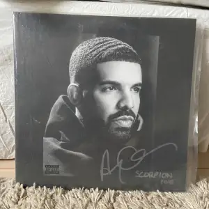 Drake vinyl skiva säljes i nästan nyskick, endast öppnat och spelat fåtal gånger. Om du är intresserad av fler skivor jag säljer så kanske vi kan fixa paketpris. Skriv till mig om du undrar något om till exempel press/skick. 