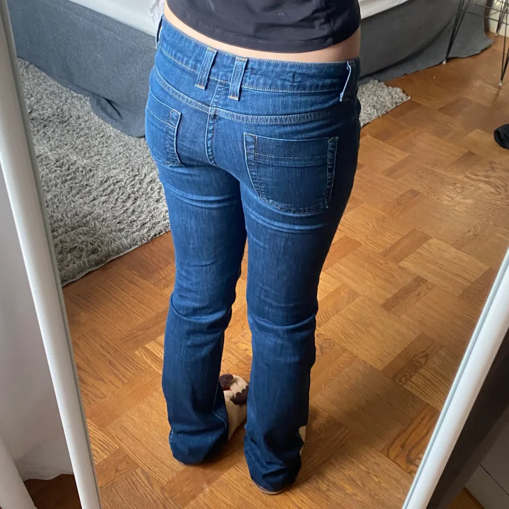 Inga defekter, midjemått: 39 Innerbenslängd: 86. Jag är 164 och de är långa på mig. De är raka/bootcut. Kontakta mig för fler frågor💕. Jeans & Byxor.