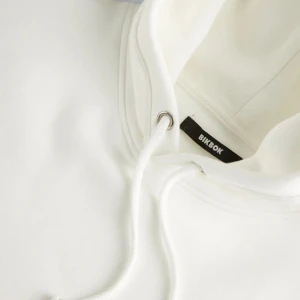 bikbok vit hoodie - köpt på plick därav priset. orginalpris 399kr