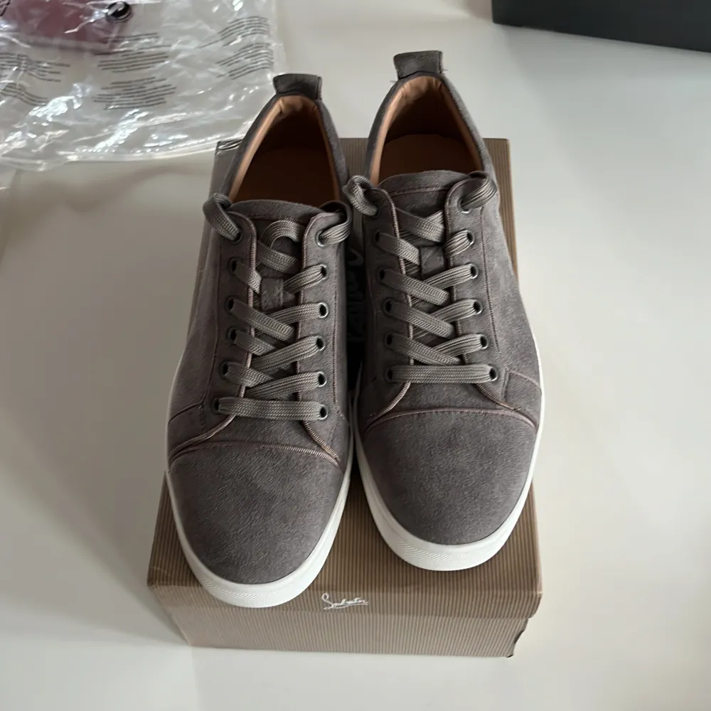 Christian Louboutin sneakers i hög kvalite 10/10. Endast testade på men var för stora, grå storlek 43 men passar mer 42,5 dock är det bredda mocha. Hör av er vid minsta intresse😁👍. Skor.