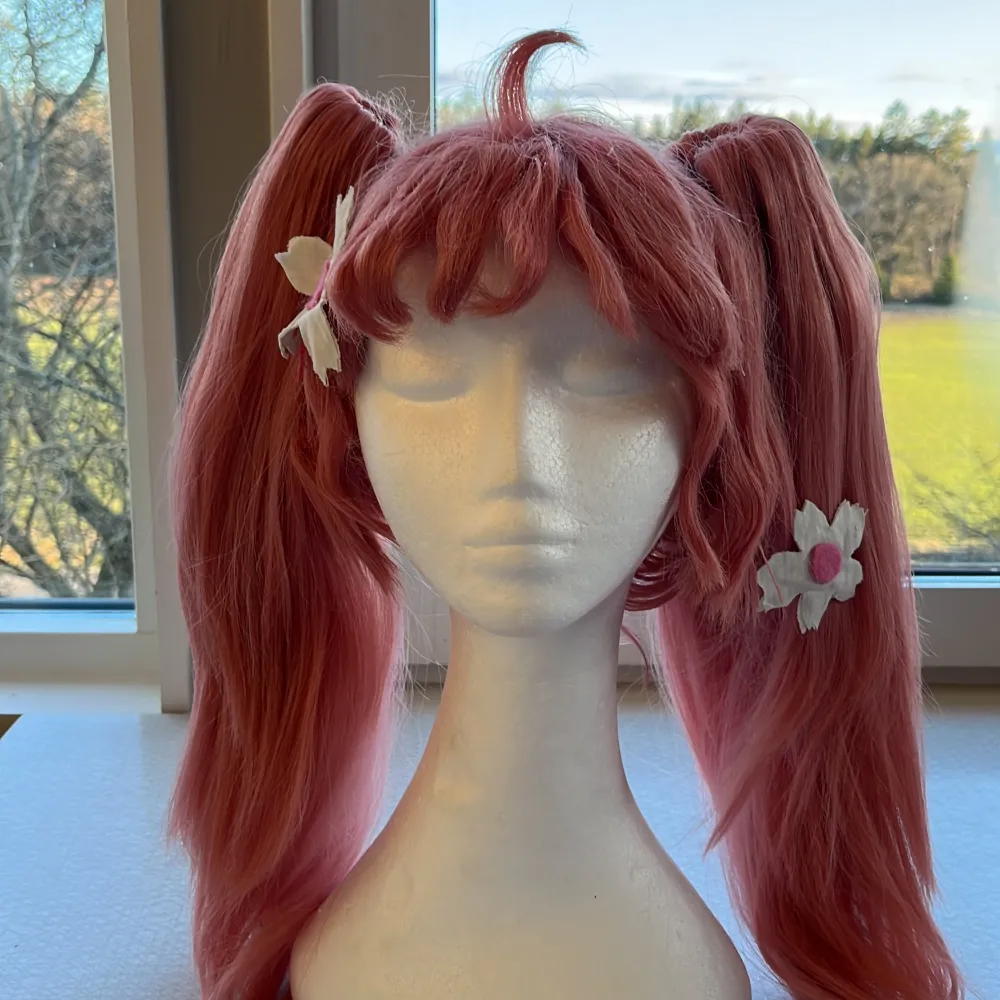 En egensydd unik Sakura Miku cosplay. Jag har själv sytt dit blommor för att matcha karaktärens tema. Det går att ha på sig peruken både med och utan ”tofsarna” så jag fixat peruken på det sättet. Inga defekter förutom ett hår vid dragkedjan(bild 4)🌸. Övrigt.