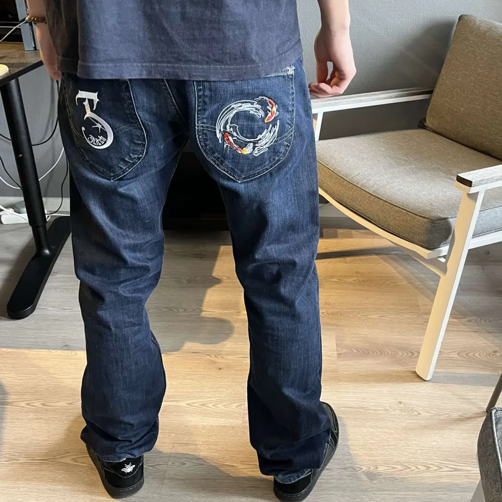 Säljer ett par jeans från mitt egna märke stitch! Det är ett par Lee jeans med custom brodering!. Jeans & Byxor.