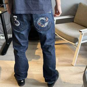 Säljer ett par jeans från mitt egna märke stitch! Det är ett par Lee jeans med custom brodering!