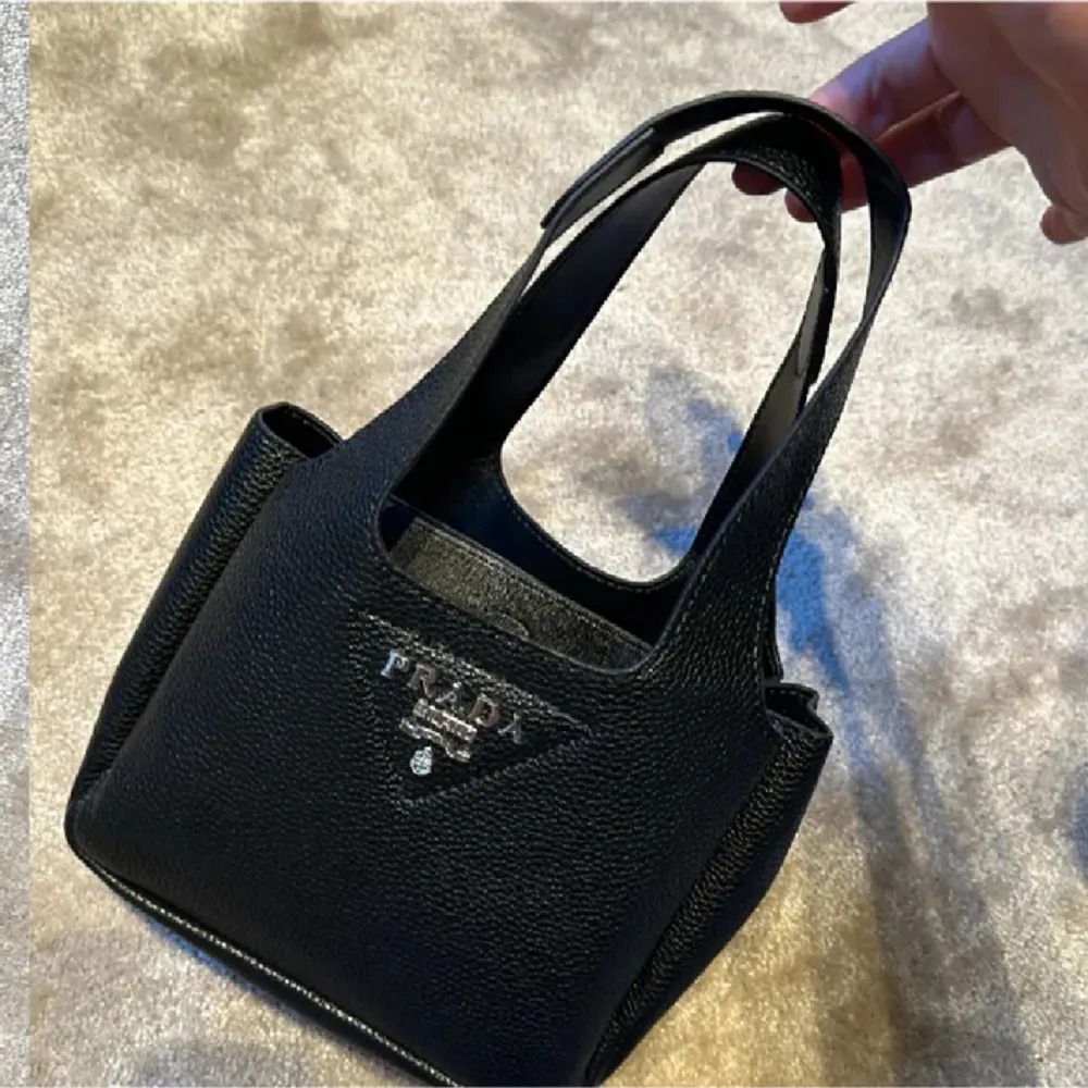 Prada bucket bag. Väskor.