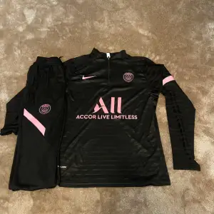 Säljer min helt nya och oanvända Psg tracksuit, 10/10 skick ✅ Pris går att diskutera via snabbaffär🤝🏼 Vid frågor eller funderingar tveka inte att höra 😁👍🏼