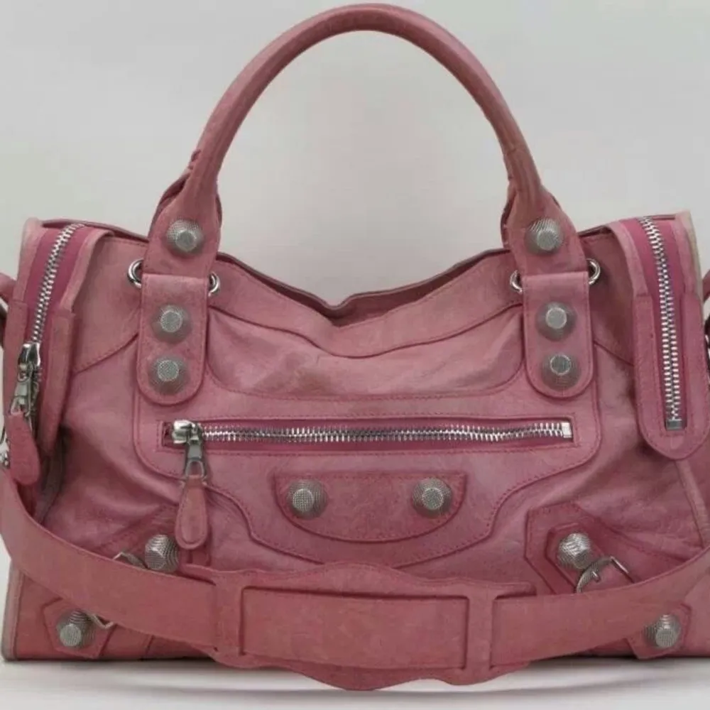 INTRESSEKOLL på min super snygga rosa balenciaga väska!🩷 Köpt på Vestiaire Collective, så den är äkthetskollad och kvitto finns!🥰 I otroligt bra skick, kom gärna med bud, säljer inte under 8000!. Väskor.