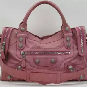 INTRESSEKOLL på min super snygga rosa balenciaga väska!🩷 Köpt på Vestiaire Collective, så den är äkthetskollad och kvitto finns!🥰 I otroligt bra skick, kom gärna med bud, säljer inte under 8000!