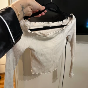 Vit topp - Jätte fin vit topp/tröja med små volanger  som är i storlek xs. I fint skick ifrån ginatricot 💓
