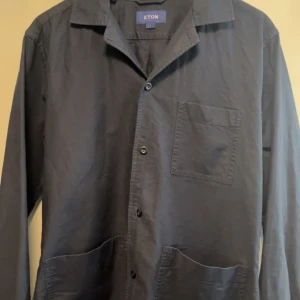 ETON overshirt - Marinblå ETON overshirt i fint skick🙌🏻🙌🏻. Ordinarie pris ligger omkring 2500kr  Väldigt bra för våren och sommaren då den inte är för tjock eller tunn. Stiffare material än de flesta overshirten och ger men mer stilren look. Väldigt najs🙌🏻🤩
