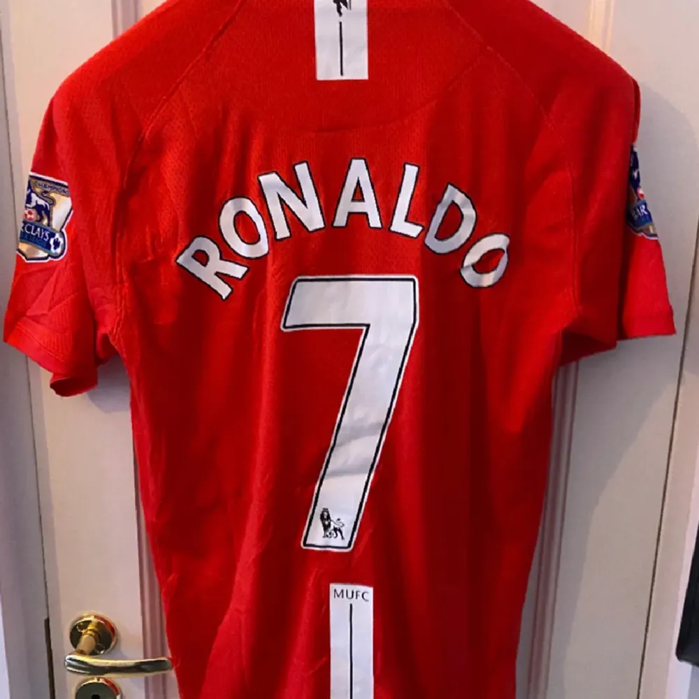 Manchester United tröja 2007/2008 med Ronaldo och #7 på ryggen. Riktigt snygg och retro tröja. Perfekt för sommaren ☀️. T-shirts.