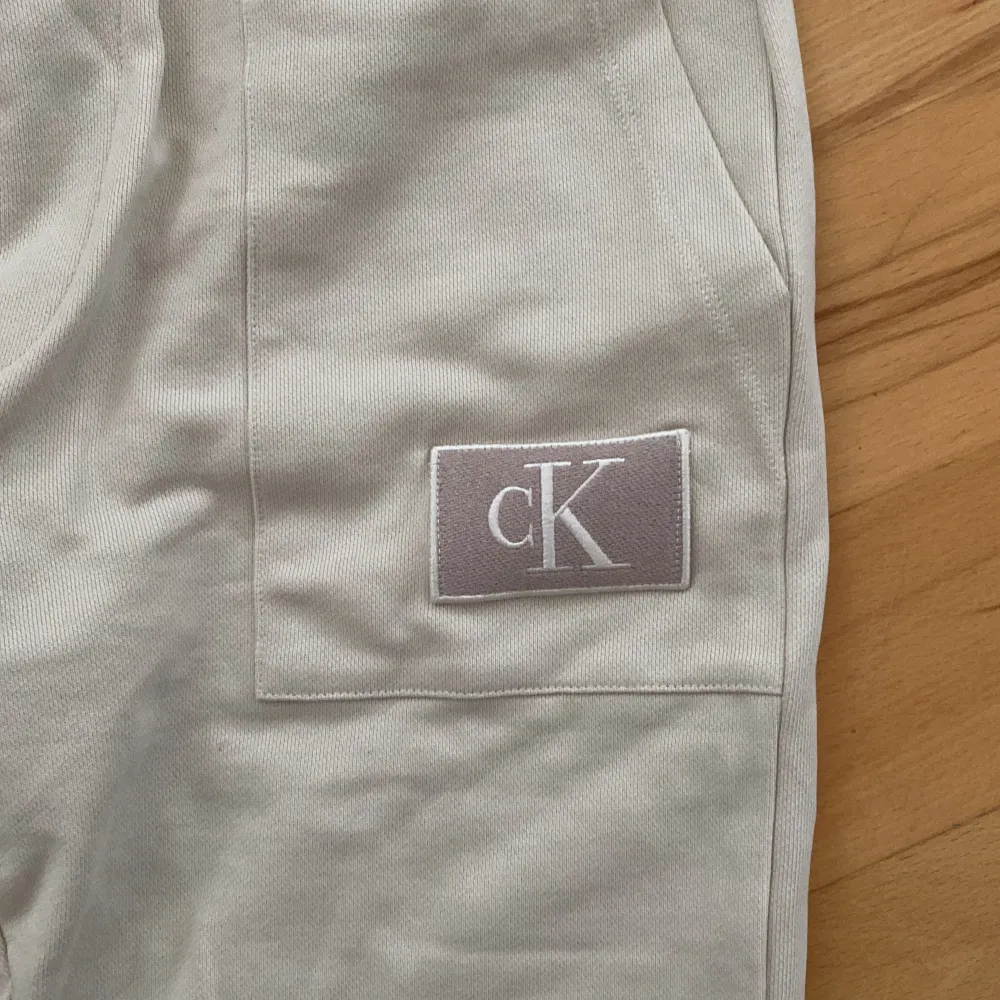 Calvin klein byxor i storlek M Oanvända. Jeans & Byxor.