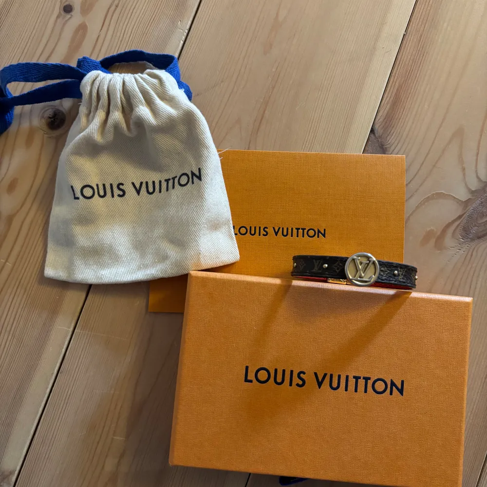Säljer mitt Louis Vuitton armband. Det är i väldigt fint skick, ny skick. De går att vända armbandet så man kan välja mellan brun och röd färg. De på bilden ingår, bland annat kartong och dustbag. Nypris 5200. . Accessoarer.