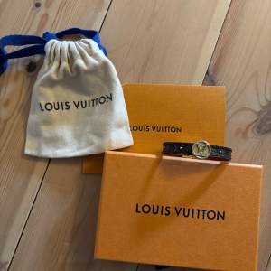 Säljer mitt Louis Vuitton armband. Det är i väldigt fint skick, ny skick. De går att vända armbandet så man kan välja mellan brun och röd färg. De på bilden ingår, bland annat kartong och dustbag. Nypris 5200. 