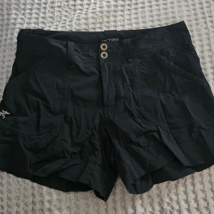 Friluftsshorts - Använda någon enstaka gång, hela och fläckfria. Storlek 8. Kom med bud.