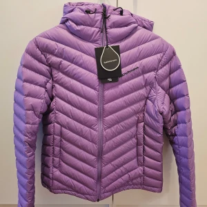 Peak jacka - Sprillans ny med prislappen kvar. Storlek medium. Trodde jag skulle börja använda färg, de hände aldrig😄 Kom med bud. Kan bytas mot en likadan i svart eller mörkblå i storlek M eller L