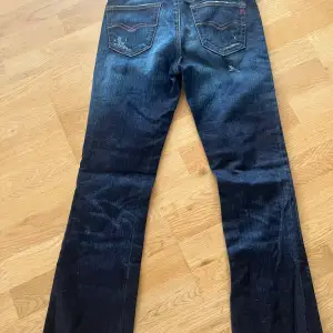 Säljer dessa jätte fina mörkblå bootcut jeans då de inte passar. De är i jätte fint skick och perfekta till våren.