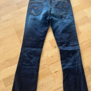 Jättefina replay jeans - Säljer dessa jätte fina mörkblå bootcut jeans då de inte passar. De är i jätte fint skick och perfekta till våren.