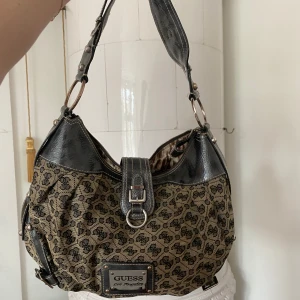Guessväska🤩🙌 - Superfin vintage guessväska! I jättebra skick!💓🙌 Dustbag medföljer!!😉❤️