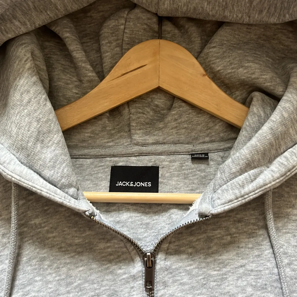 Jack & Jones hoodie storlek m använda ej inga dekaler. Hoodies.