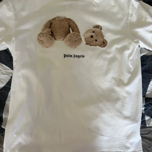 Palm Angels T-Shirt - Storlek L, Nyskick, ej använd mycket. Pris 1200, kan diskuteras vid snabb affär. 