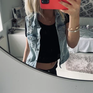 Jeansväst - Säljer denna ascoola jeansvästen!!❤️❤️