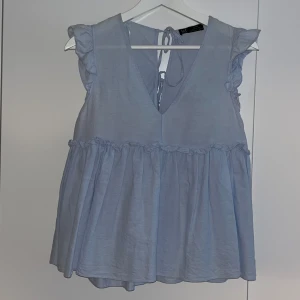 Blus från Zara  - Ljusblå blus/topp från Zara. Storlek S. Mycket gott skick. 
