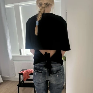 Cos t-shirt  - Snygg t shirt från cos med öppning i ryggen 