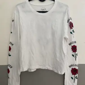 Jätte fin blommig tröja från Hollister XS i bra stick!!