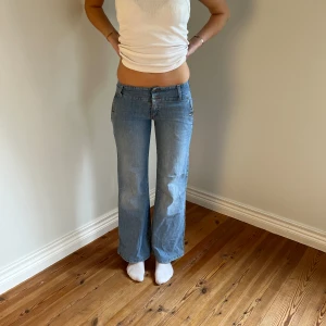 Lågmidjade jeans  - Midjemått( rätt över): 35cm  Inerbenslängd: 76cm   Köp dem via ”KÖP NU” eller Swish  Modellen är 170 cm, inga defekter 💕 
