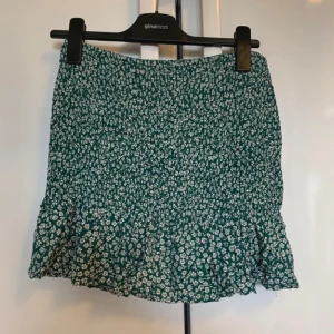 Grön vit blommig kjol smock volang - Fint skick!
