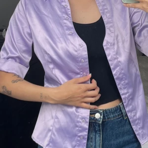 Lila skjorta - Superfin glansig skjorta perfekt till sommaren!