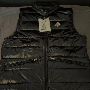 Moncler väst  - Helt ny moncler väst i storlek M