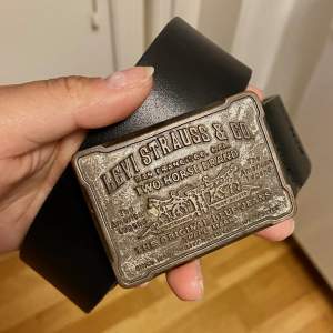 Svart Vintage Levis bälte med silvrigt buckle, köpt second hand. Storlek 75