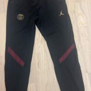 Paris saint Germain x Jordan byxor size M svarta 