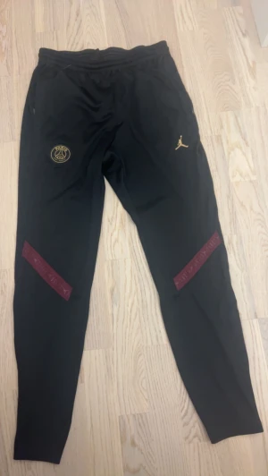 Psg Jordan byxor - Paris saint Germain x Jordan byxor size M svarta 