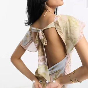 Balklänning  - Så sjukt fin långklänning med öppenrygg! Köptes till min bal förra året men användes aldrig så den är ny med lappen kvar💗💗💗